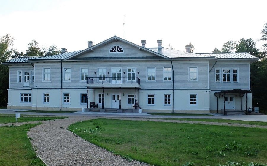 Главный усадебный дом поместья Леонтьевых. Современное фото