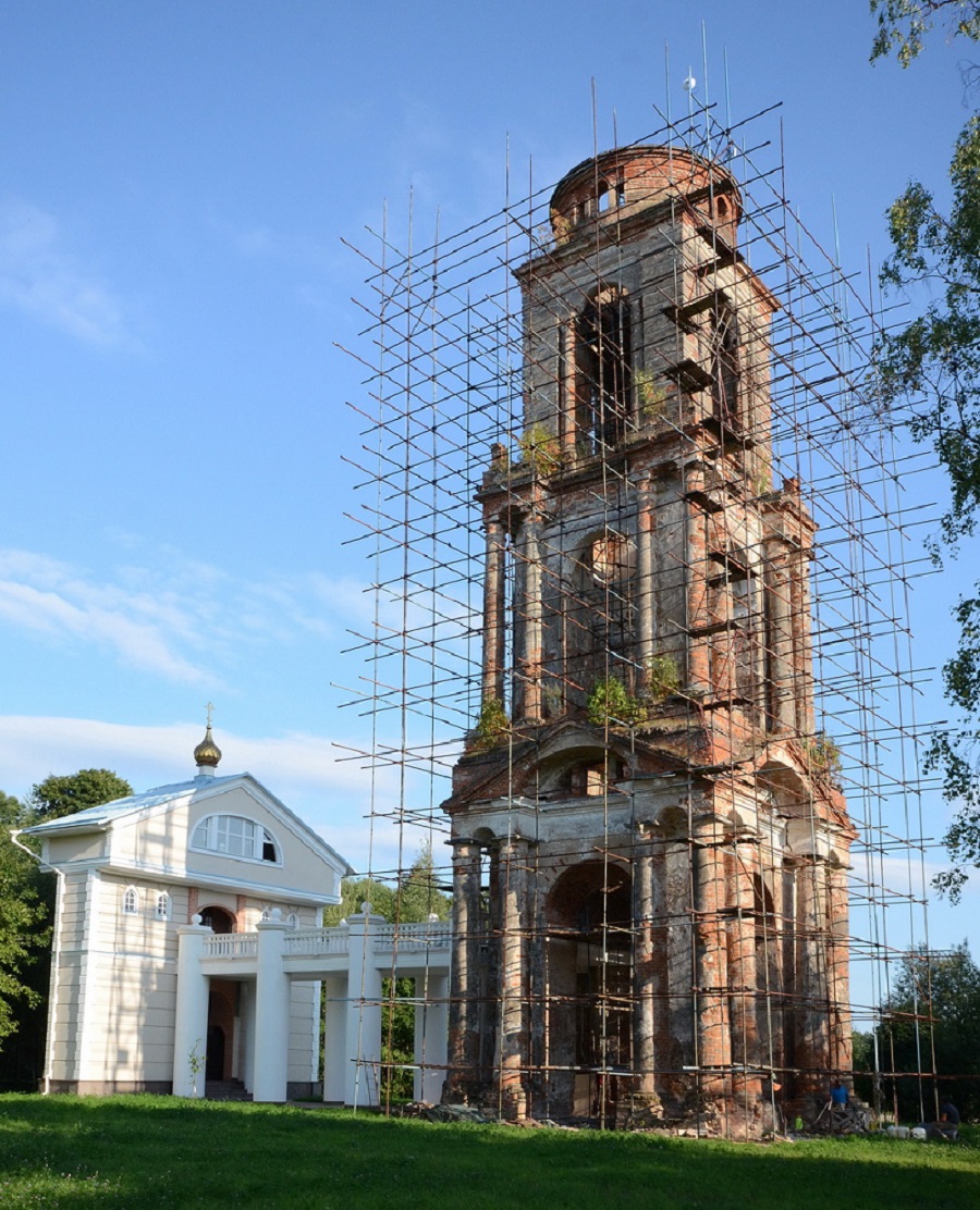 В поместье продолжается реконструкция Троицкой церкви