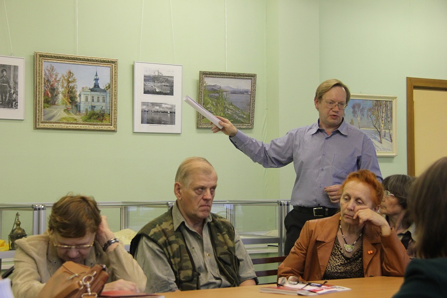Илья Чумаков рассказ о Верхнем Тагиле сопроводил картинами, фото и выставками предметов, которые изготавливали на местном заводе