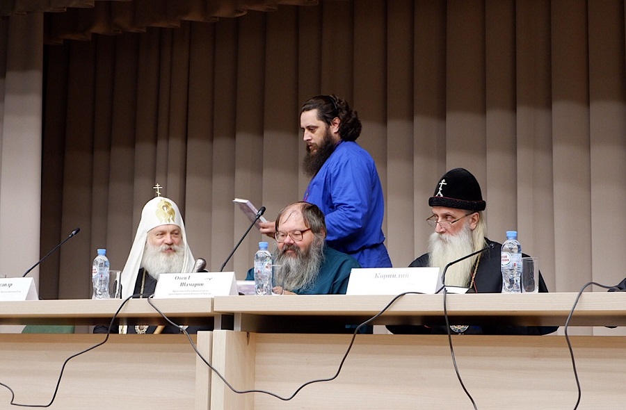 Руководитель пресс-службы РПсЦ Роман Аторин вручает свою книгу представителям старообрядческих согласий