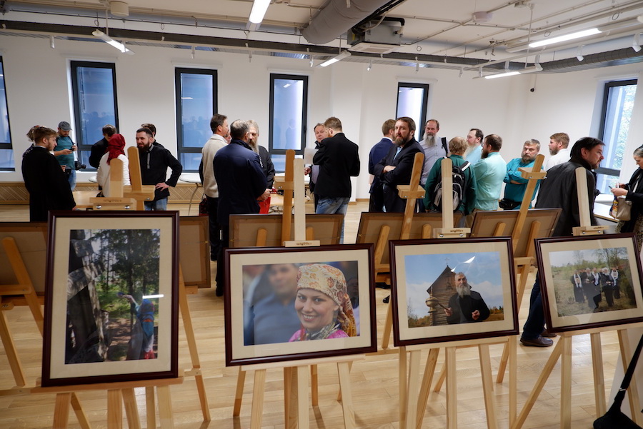 Перед началом форума в помещении Дома русского зарубежья была открыта фотовыставка, посвященная старообрядчеству