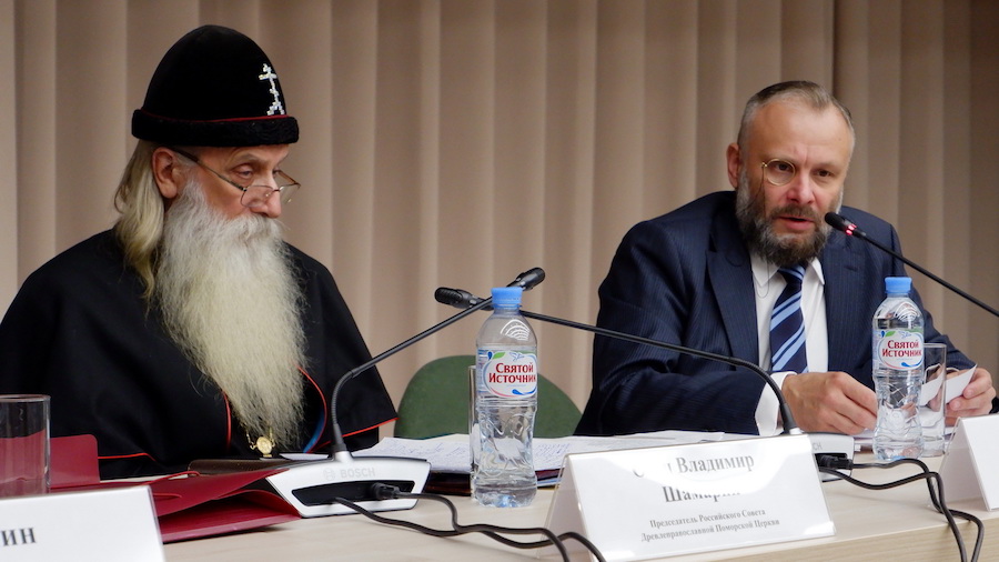 Митрополит Корнилий и М.О. Шахов во время дискуссии