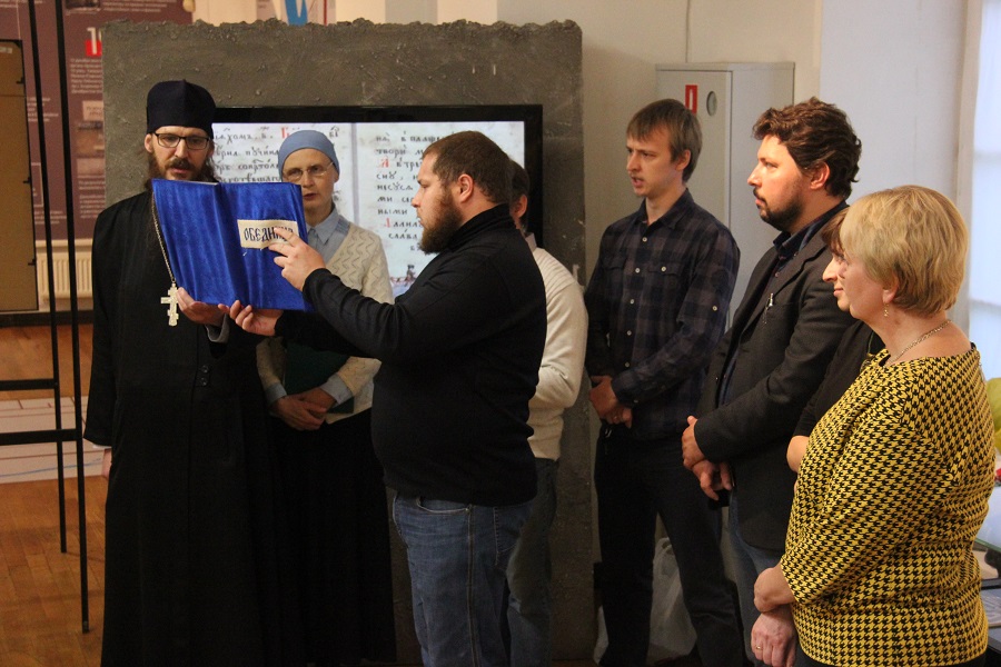Старообрядческий хор храма Екатеринбурга исполняет духовные песнопения