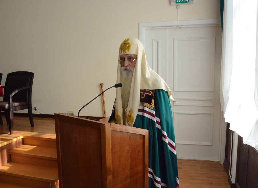 Митрополит Корнилий (Титов) выступает с докладом