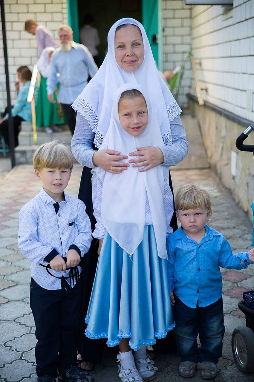 Супруга отца Андрея матушка Татьяна с детьми