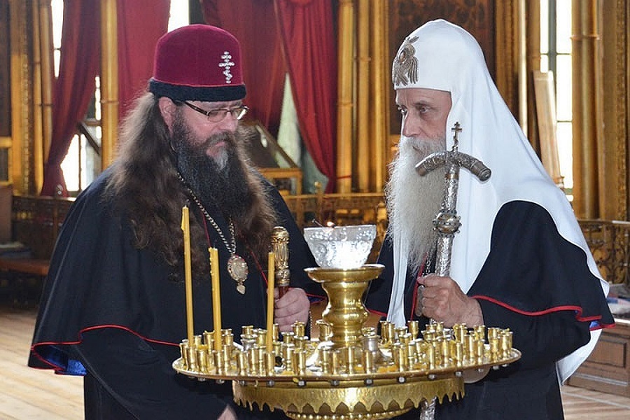 Митрополит Леонтий (слева) и митрополит Корнилий