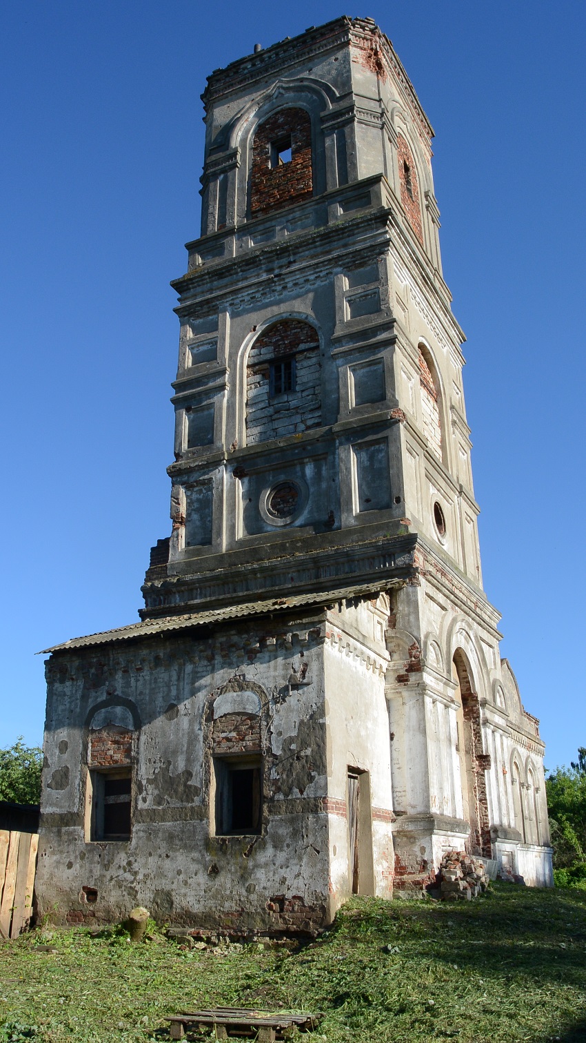 Остов колокольни бывшего Троицкого храма во Ржеве