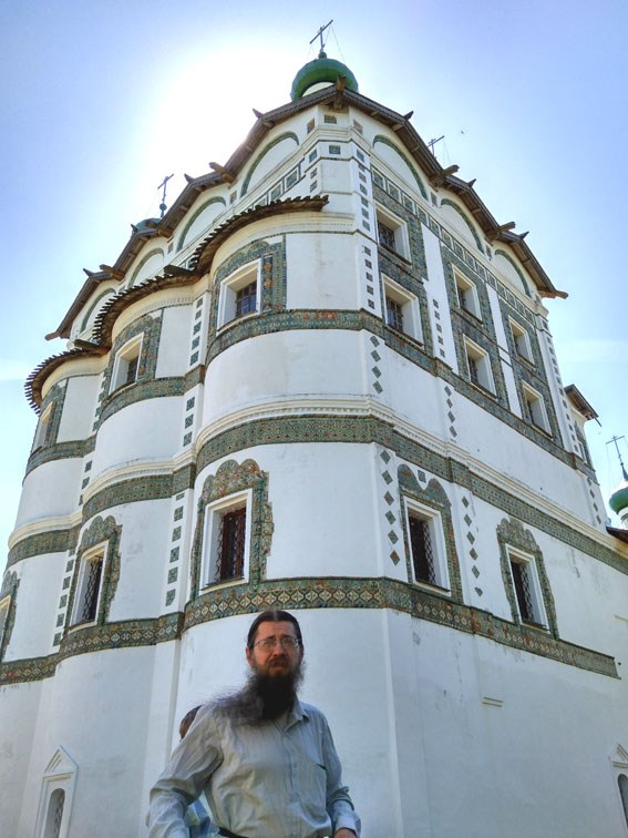 о. Александр Панкратов на фоне храма св. Иоанна Богослова в Николо-Вяжищском монастыре 