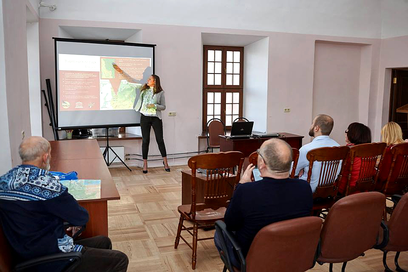 Екатерина Яркова на презентации второго тиража «Архитектурного путеводителя по деревянному зодчеству Русского Севера»