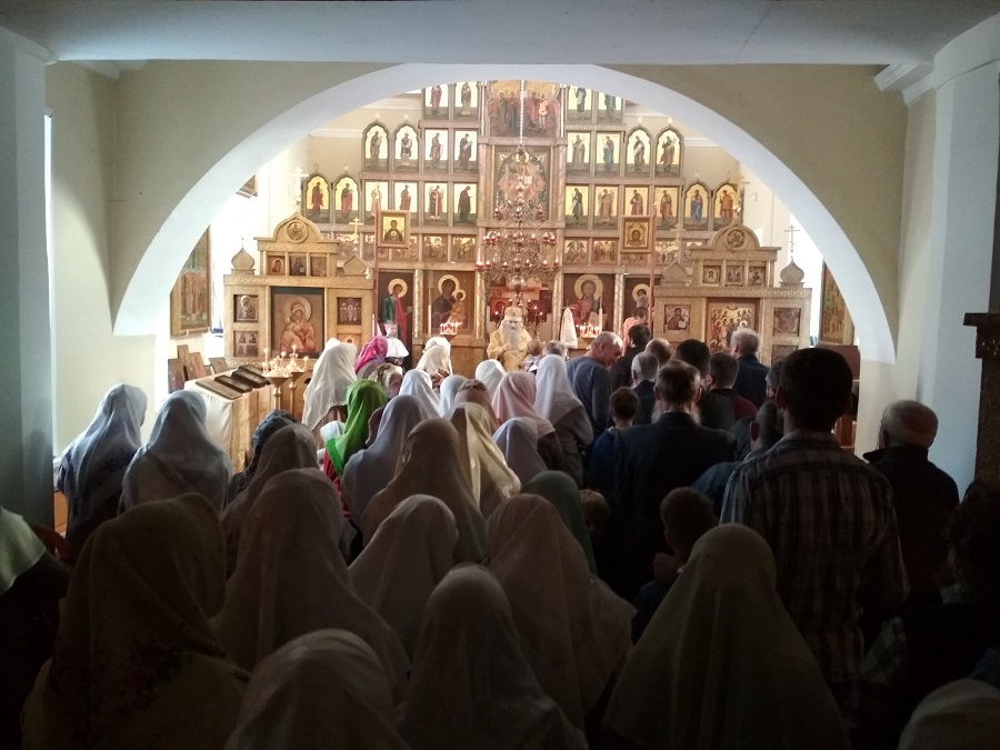 Во время Литургии в Екатеринбурге храм с трудом вместил молящихся
