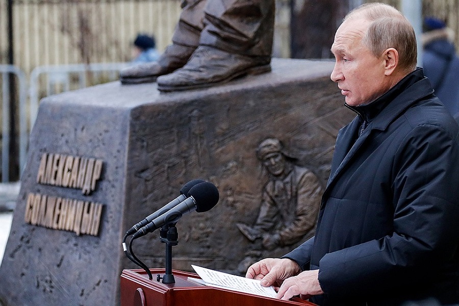 Президент РФ Владимир Путин на торжественной церемонии открытия памятника Александру Солженицыну в Москве. Фото Михаила Метцель