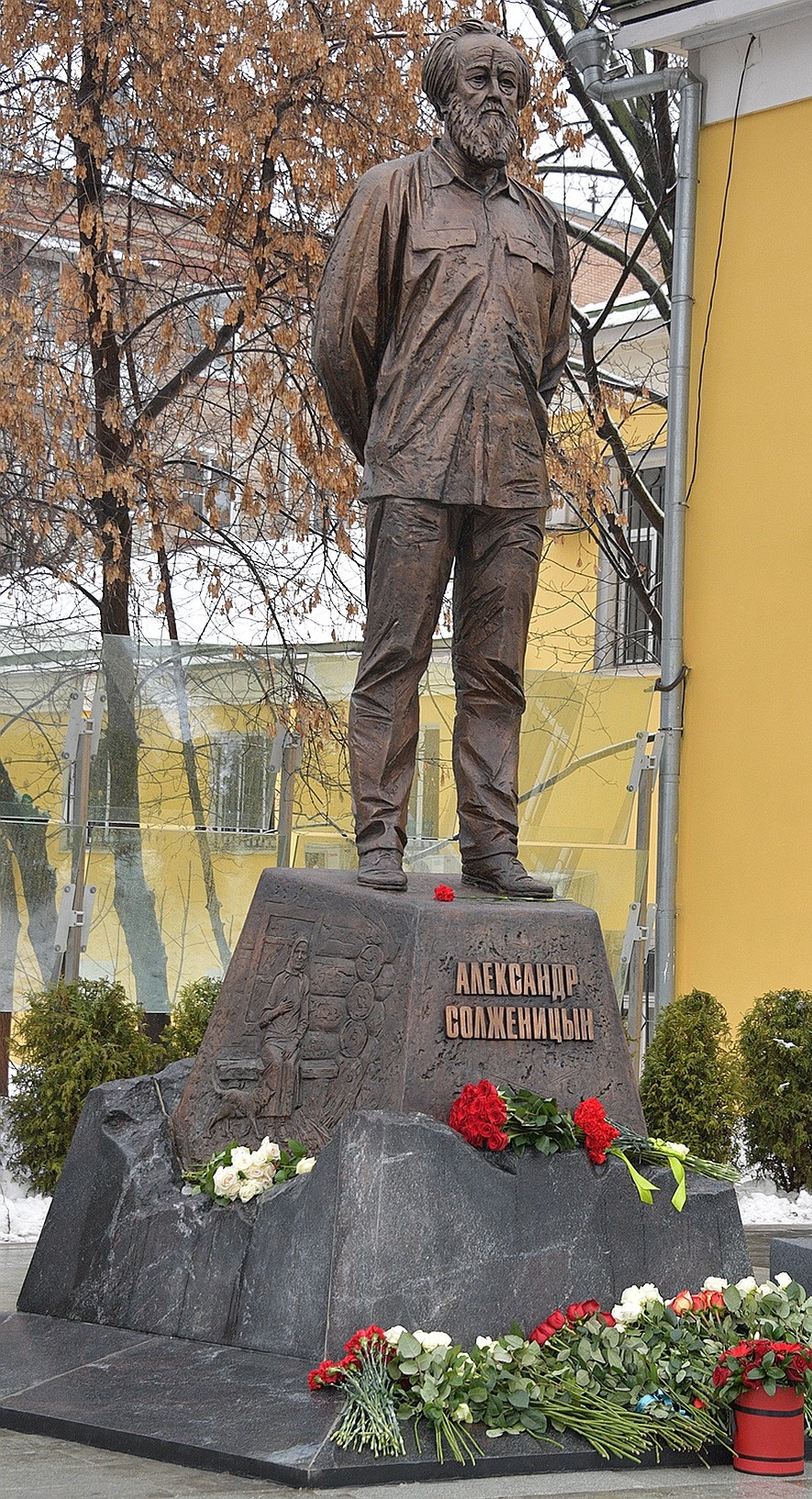 Памятник Солженицыну появился на улице его имени в Москве. Фото Михаила Фролова