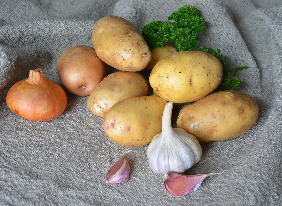 Картофель, лук, чеснок и петрушка