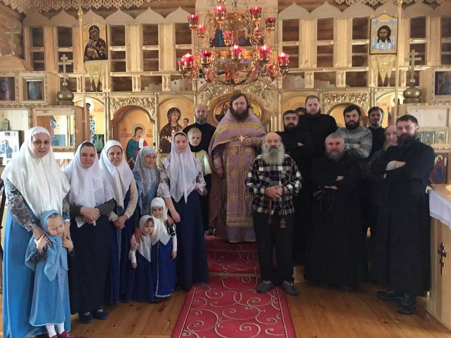 Небольшая благообразная община ивдельчан с гостями из Нижнего Тагила