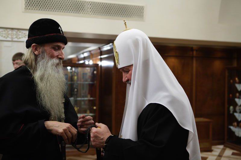 Патриарху Кириллу (РПЦ) вручили в подарок старообрядческую лестовку