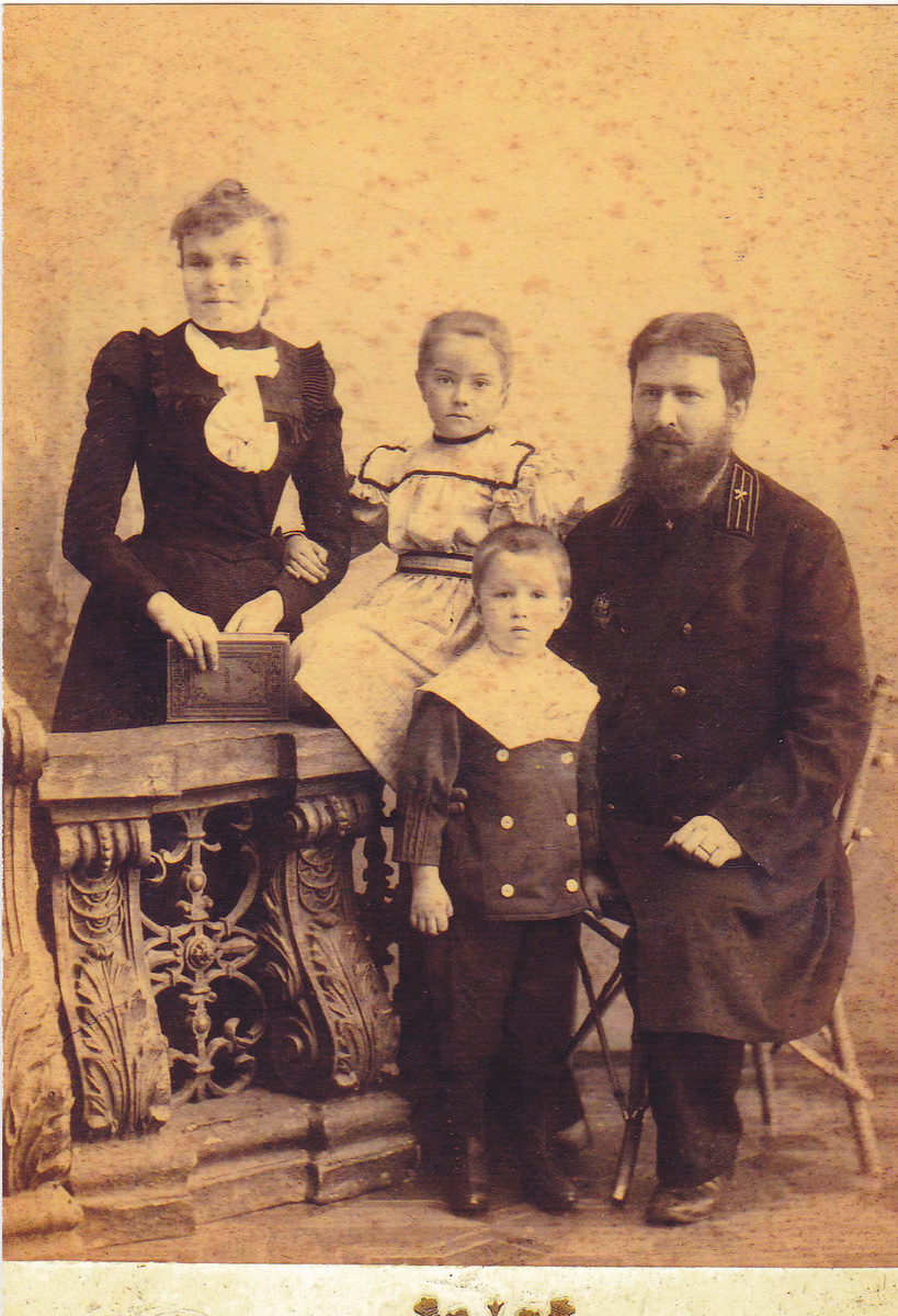 Евгений Кириллович, Анна Гавриловна Торлины с сыном Федором и дочерью Александрой. Киев, 1900 г.