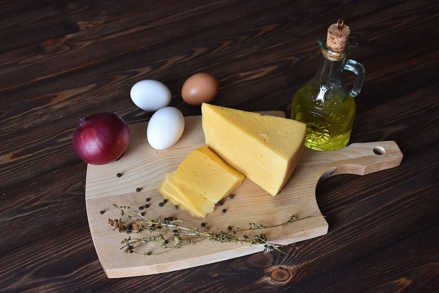 Сыр, яйца, лук, оливковое масло и пряности