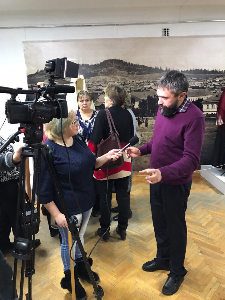 Павел Петров дает интервью местным журналистам