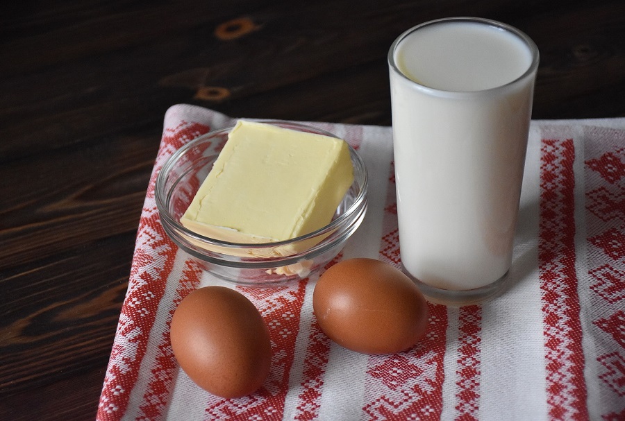 Молоко, сливочное масло и яйца
