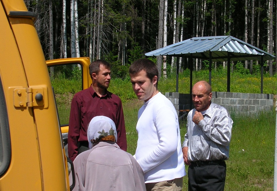 Владимир — крайний справа, еще безбородый, во время паломничества из Екатеринбурга на Пристань, 2005 год