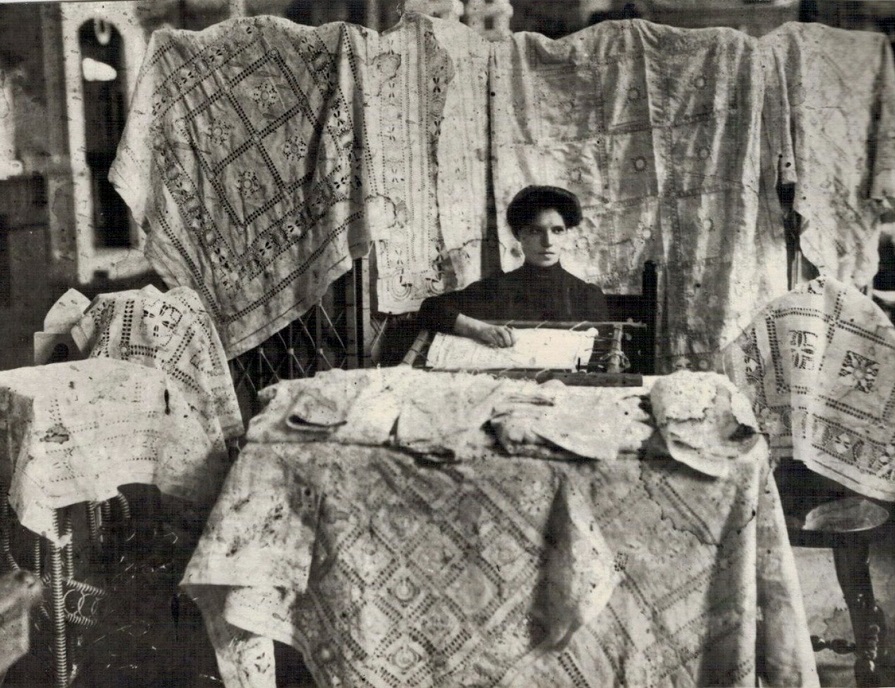 16-тилетняя старорахинская строчильщица Раечка Тихонова демонстрирует на выставке новые приемы строчки. 1911 г.