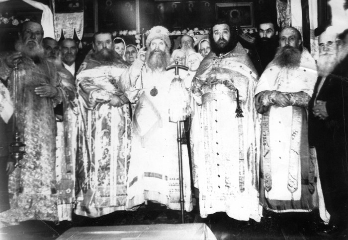 Преосвященный Евтихий, епископ Киевский и Винницкий (в центре), первый слева - диакон Тихон Домашов, в будущем епископ Тимон 