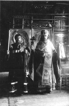 Епископ Филарет и диакон Козьма Гришин в Никольском храме г. Свердловска