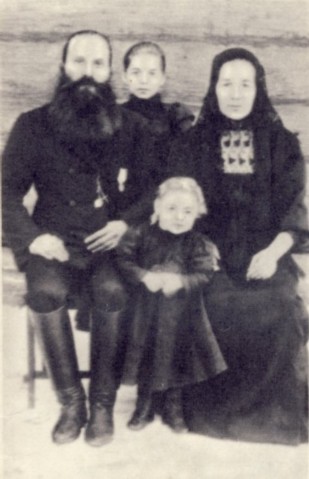 Родители и сестры Н. И. Кузнецова