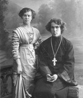 Православный священнослужитель с супругой
