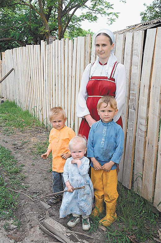 Семьи у староверов многодетные, и есть уже поколение, которое родилось здесь, в России