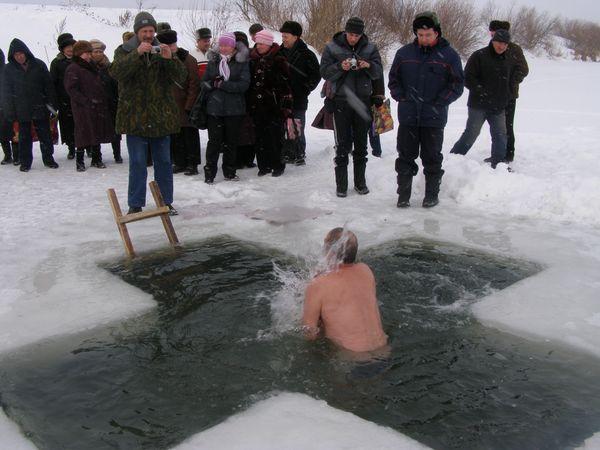 Украинская церковь осудила крещенские купания
