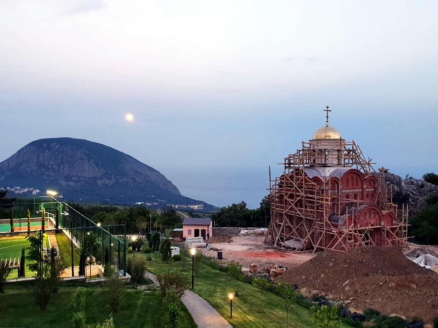 В Крыму установлен крест на купол старообрядческого храма