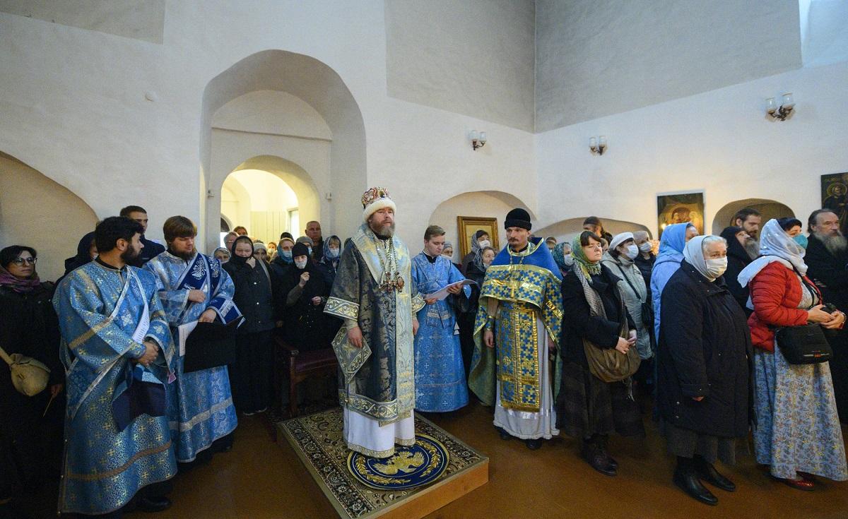Митрополит РПЦ Тихон (Шевкунов) совершил первую за несколько веков архиерейскую литургию древнерусским чином