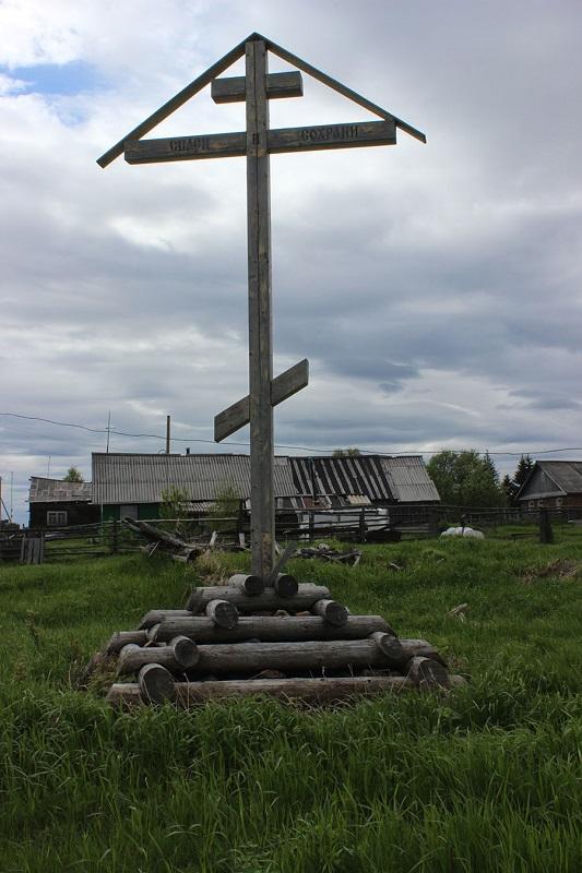 Крест в деревне Аранец