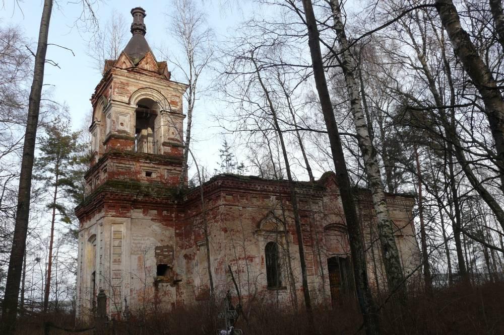 В Тверской области ушло под воду старинное кладбище